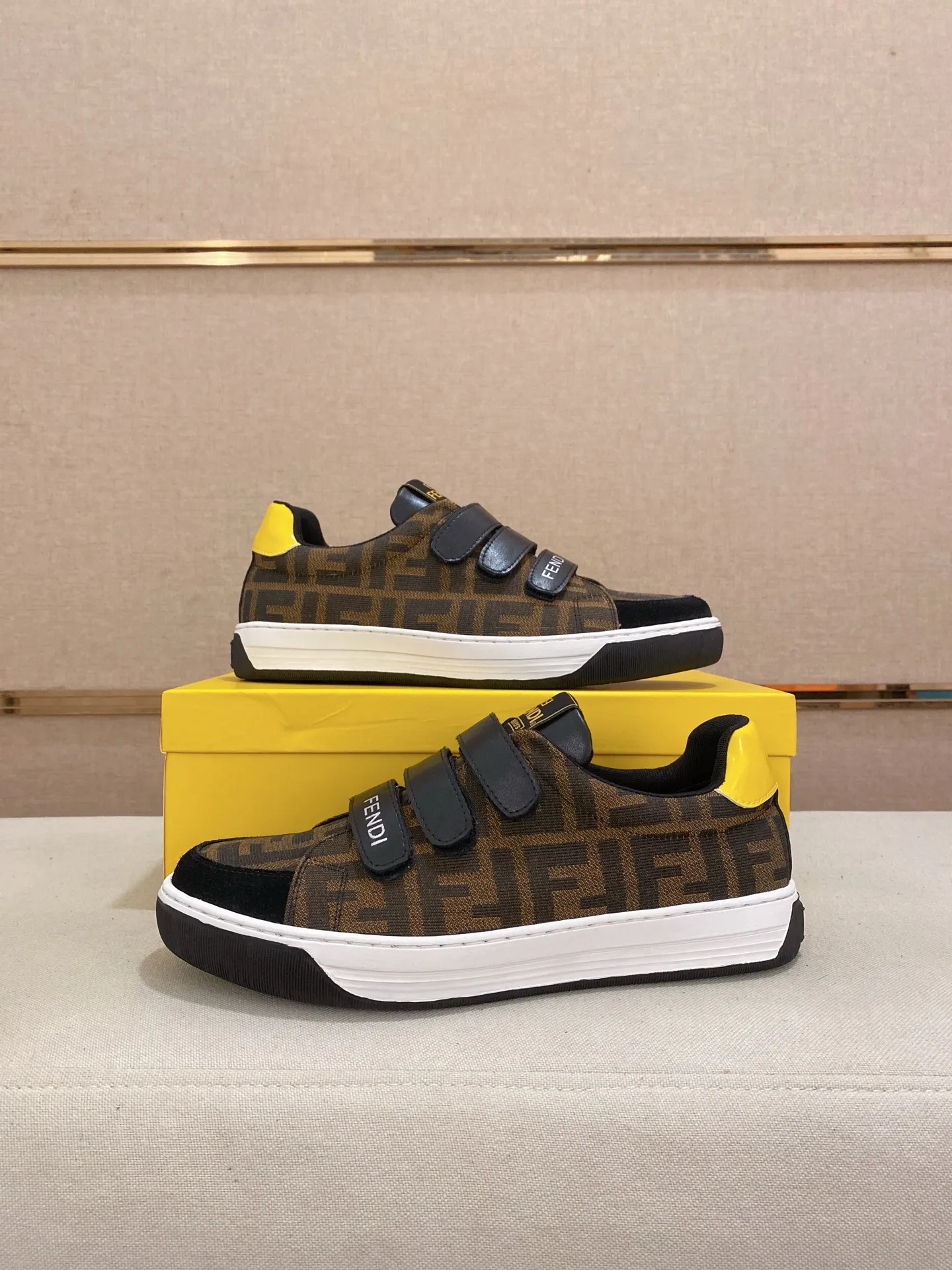Men's shoes 💰 400💰 (FENDI) New high-top 👊🏻 upper 🇮🇹 imported cowhide fabric 🇩🇪 lining imported sheepskin lining. The original outsole is molded to highlight the identity of every man, and the upper foot is stable and stable🚶🏻🚶🏻The high-end custom counters reproduce the original version📯No matter the wind or rain, the shoe last remains unchanged and can withstand the verification of time🔍️,🔵 Size: 38-44 (45 is custom-made and cannot be returned or exchanged